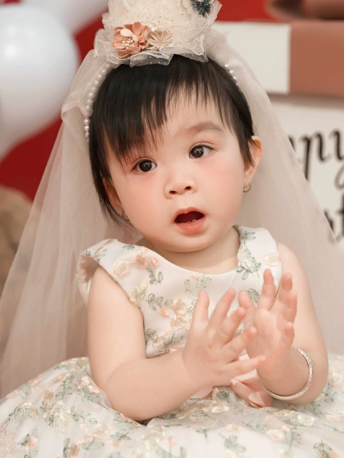 Kha Ly và Thanh Duy hạnh phúc với con gái Lita: Tuổi thơ đáng nhớ và tình yêu nghệ thuật Vợ chồng Kha Ly sẽ đãi tiệc thôi nôi cho con gái tại một nhà hàng ở TP HCM, mời khoảng 300 khách vào tối 15/7.