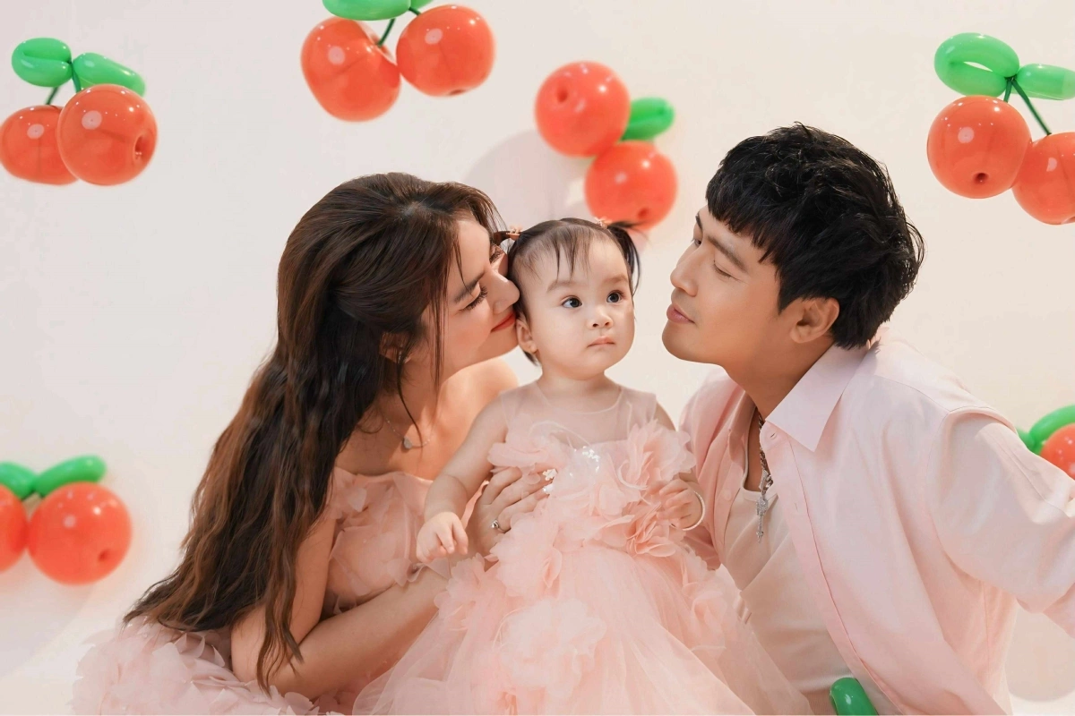 Kha Ly và Thanh Duy hạnh phúc với con gái Lita: Tuổi thơ đáng nhớ và tình yêu nghệ thuật Theo Kha Ly, bé Lita thừa hưởng tính cách thân thiện, tình cảm từ bố.