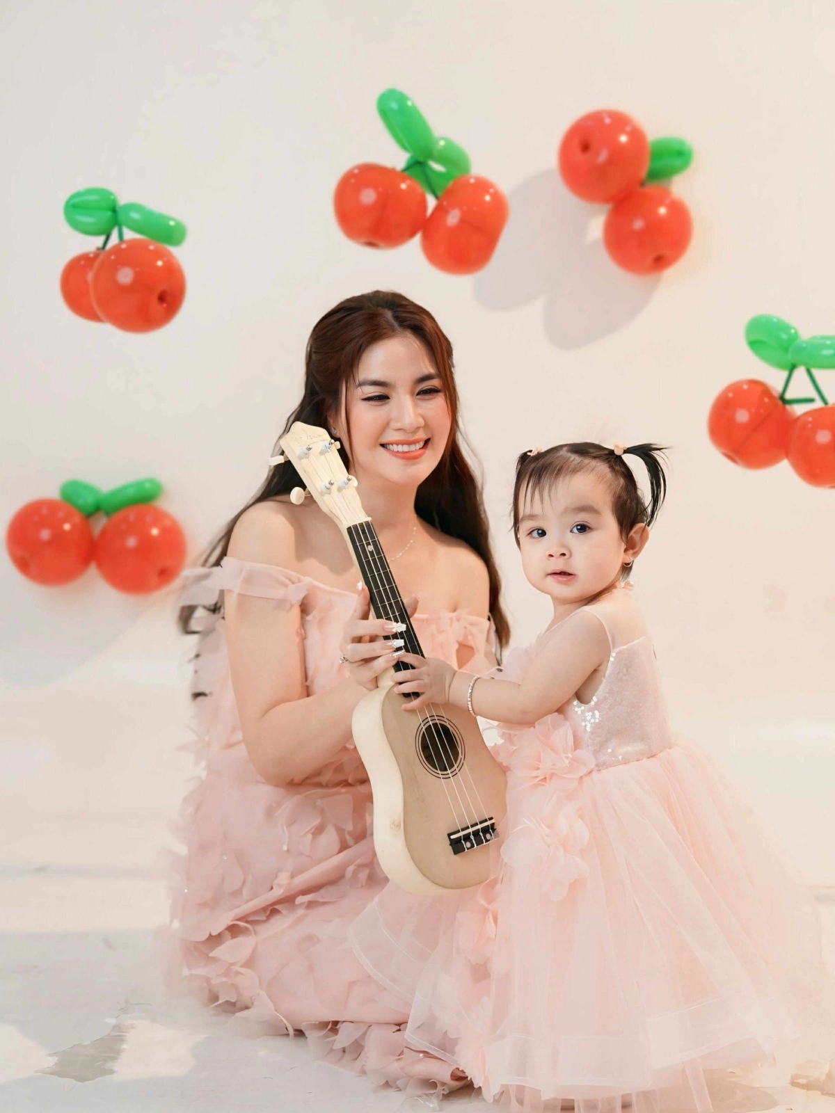 Kha Ly và Thanh Duy hạnh phúc với con gái Lita: Tuổi thơ đáng nhớ và tình yêu nghệ thuật