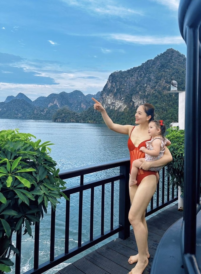 Lan Phương giảm 20 kg sau sinh con thứ hai Đây là hiếm hoi sau hơn một năm sinh con gái thứ hai Mia, diễn viên thoải mái khoe vóc dáng. Cô được nhận xét mảnh mai hơn cả trước khi mang bầu.