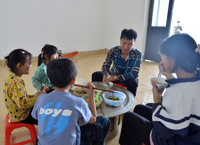 Lào Cai: 28 hộ dân xã Y Tý được tặng nhà mới sau mưa lũ Bữa cơm chuẩn bị đón nhà mới của gia đình anh Tráng A Sùng