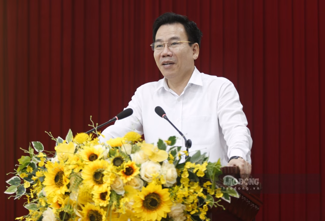 Lào Cai tổ chức Đại hội điểm Đảng bộ xã không giấy Trưởng Ban Tuyên giáo và Dân vận Tỉnh ủy Lào Cai thông tin một số nội dung liên quan đến quy hoạch, xây dựng địa phương trong thời gian tới. Ảnh: Văn Đức.