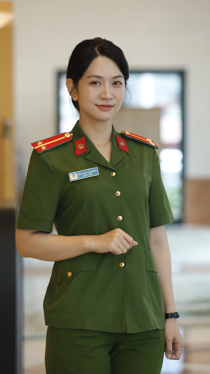 Lê Bống né câu hỏi về tình cảm với Tuấn Tú Tạo hình của Lê Bống trong vai nữ chiến sĩ công an.