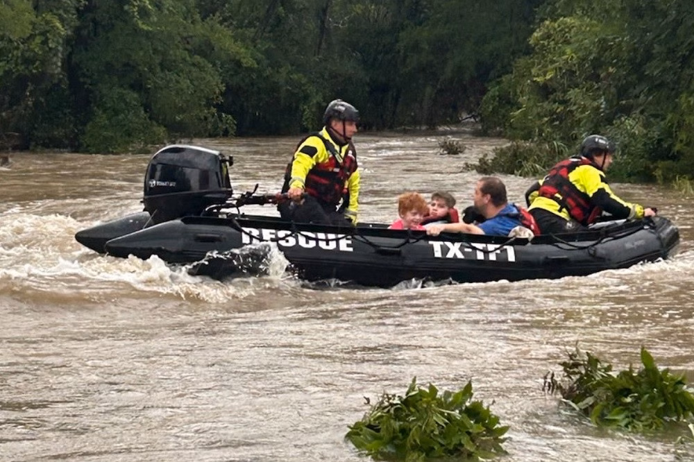 Lực lượng cứu hộ Mỹ sơ tán người dân bang Texas khỏi vùng lũ. Ảnh: Thống đốc Texas Greg Abbott