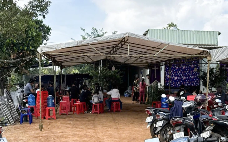 Mâu thuẫn sau đám cưới, chồng dùng búa đập phá nhà vợ Nhậu về vợ không mở cửa, chồng đập cửa, tung đồ đạc ra sân, vợ phải bỏ chạy - Ảnh 3.