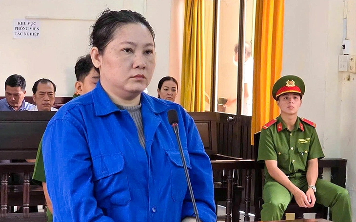 Mâu thuẫn sau đám cưới, chồng dùng búa đập phá nhà vợ Nhậu về vợ không mở cửa, chồng đập cửa, tung đồ đạc ra sân, vợ phải bỏ chạy - Ảnh 2.
