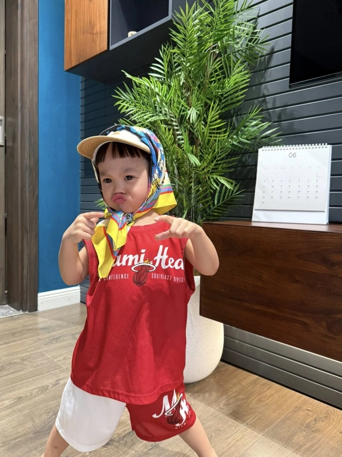 MC Mai Ngọc tiết lộ niềm vui khi nuôi con, nhiều sao Việt để lộ diện mạo con Cậu út Sutin nhà Đàm Thu Trang - Cường Đô La lém lỉnh, nghịch ngợm khi buộc khăn lên đầu.