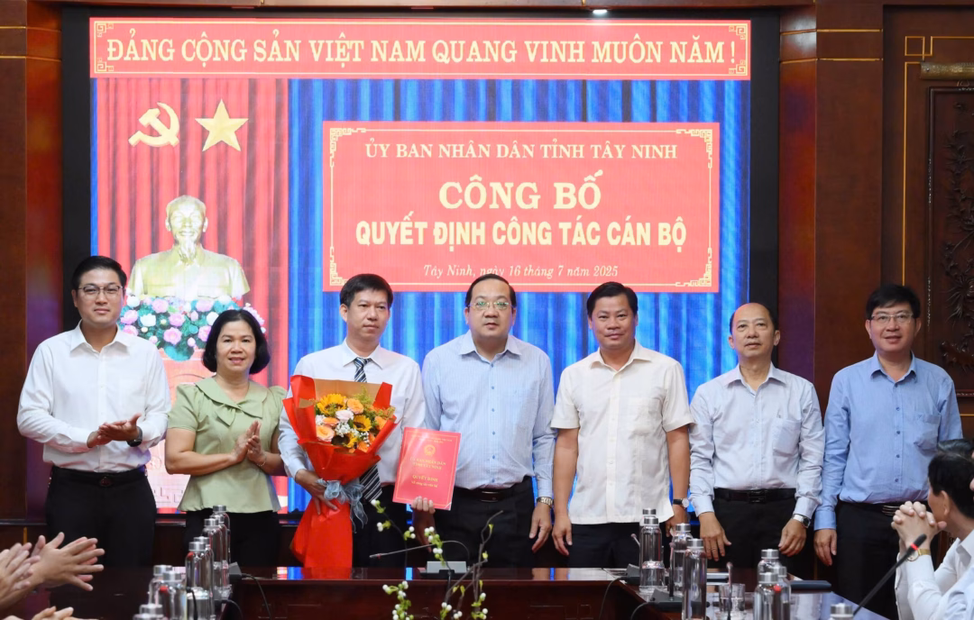 Phó Chủ tịch UBND tỉnh trao quyết định bổ nhiệm 4 cán bộ ngành y tế, công thương