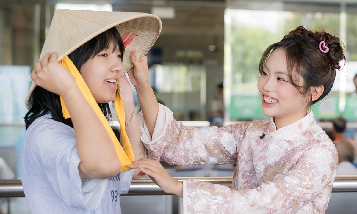 Phương Mỹ Chi đón tiếp nồng nhiệt ca sĩ Trung Quốc Khả Lâu tại Việt Nam
