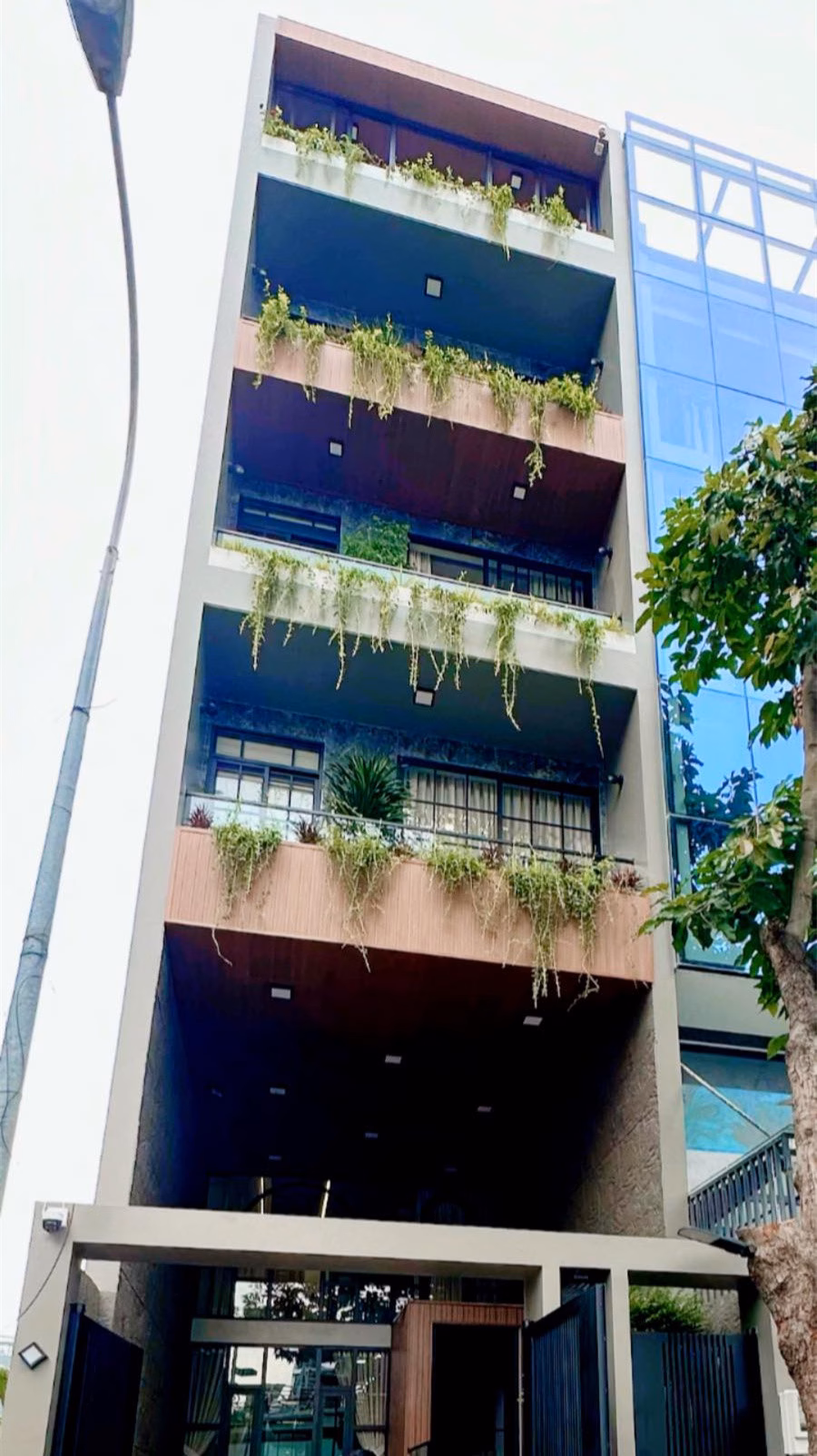 Quách Thành Danh sở hữu villa 35 tỷ ở Thủ Đức, chăm con bệnh hiếm với ekip giúp việc đặc biệt Nhà phố 5 tầng 600m2 của Quách Thành Danh tại TP.Thủ Đức.