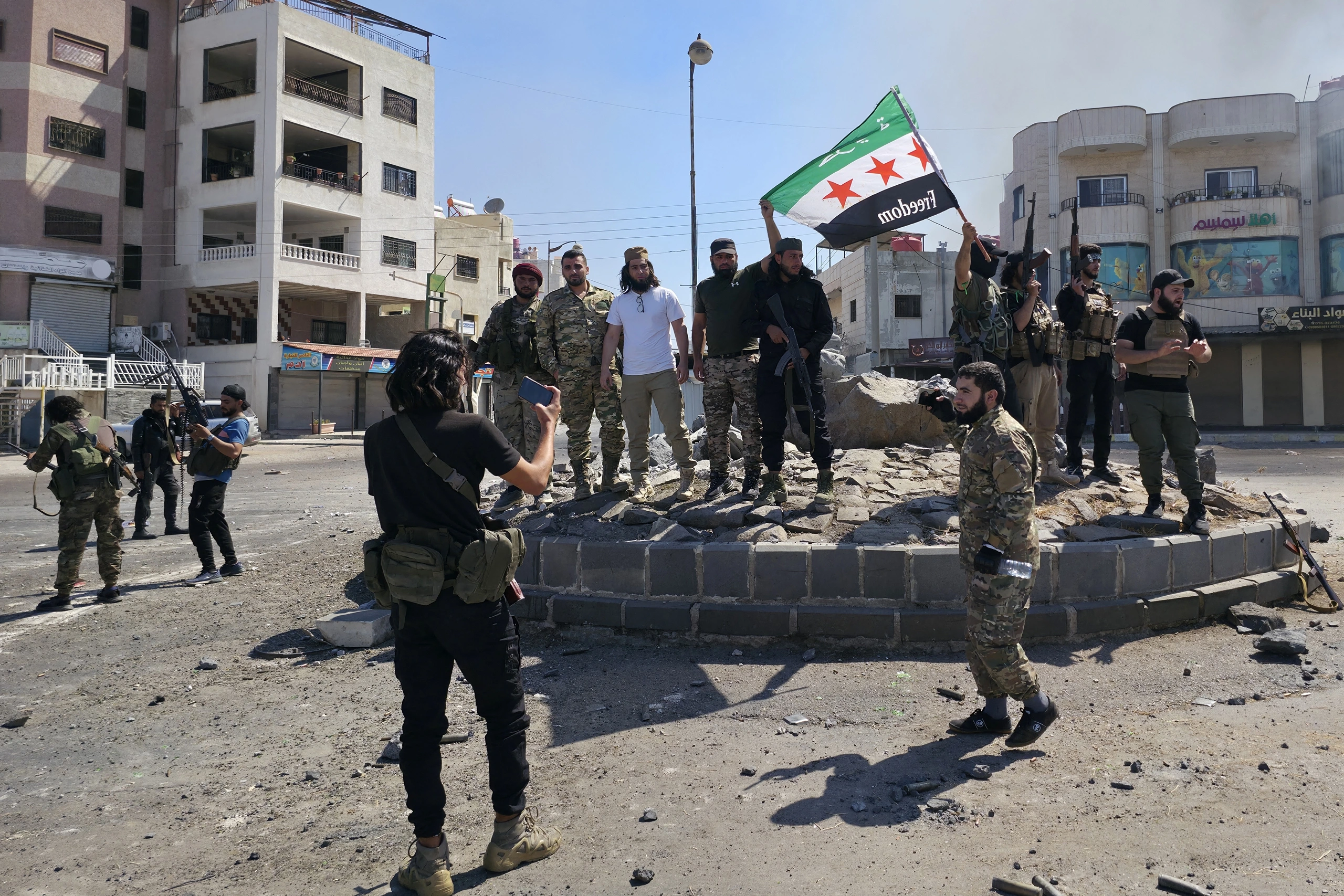 Quân đội Syria tiến vào thành phố Sweida sau hai ngày xung đột Các thành viên lực lượng vũ trang chính quyền Syria chụp ảnh tại Sweida ngày 15.7