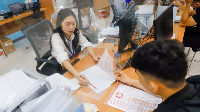 Quế Ngọc Hải rời B.Bình Dương để gia nhập HAGL vì bầu Đức, bản hợp đồng kỷ lục của Arsenal Ngày đầu vận hành chính quyền 2 cấp tại Hà Nội: Thời gian nhanh gọn, nhiều người vẫn bỡ ngỡ