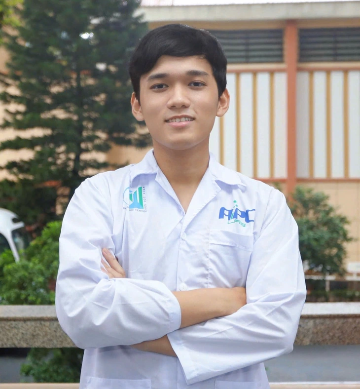 Sinh viên tốt nghiệp đại học: Lựa chọn mới sau cú hích thị trường lao động Huỳnh Ngô Nhựt Tân tốt nghiệp ĐH loại giỏi và khóa luận tốt nghiệp đạt điểm xuất sắc nhưng vẫn học lên thạc sĩ vì thấy kiến thức chưa đủ sâu - Ảnh: NGỌC SANG