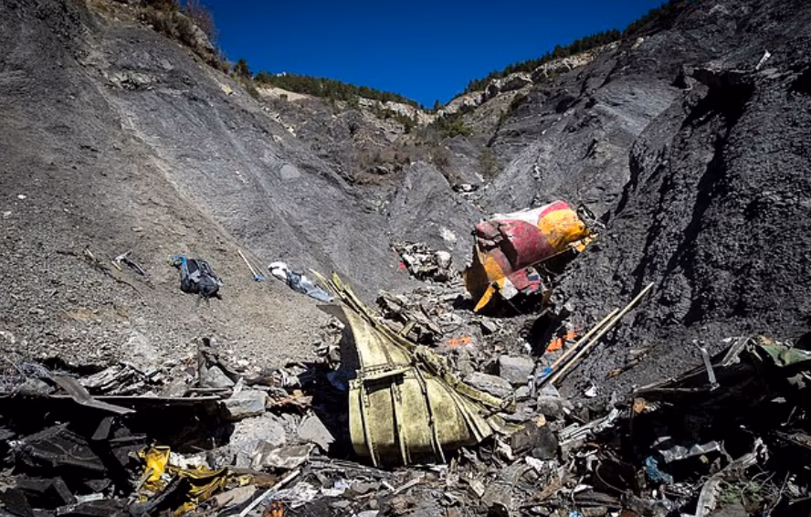 Một phần hiện trường vụ tai nạn máy bay của Germanwings gần Le Vernet, dãy Alps của Pháp. Ảnh: AFP