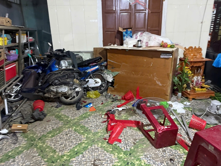 Tài xế say xỉn đâm ôtô vào nhà dân, hứa đền bù rồi… “quay mặt bỏ chạy” 2 xe máy, nhiều bàn ghế, tủ... của ông Tuyến bị hư hại - Ảnh: THANH HẢI
