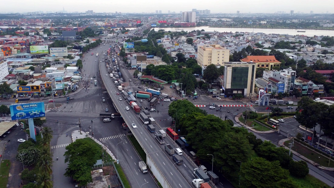Ùn tắc kéo dài trên quốc lộ 1 đoạn qua phường Trấn Biên, tỉnh Đồng Nai. Dòng xe xếp thành hàng kéo dài nhiều cây số