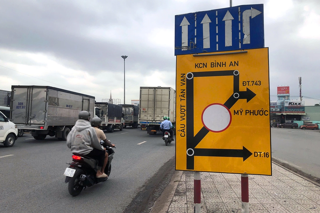 Biển báo hướng dẫn lộ trình thay thế ra đường ĐT 743 và Mỹ Phước - Tân Vạn cắm trên quốc lộ 1, đoạn trước cầu vượt Tân Vạn