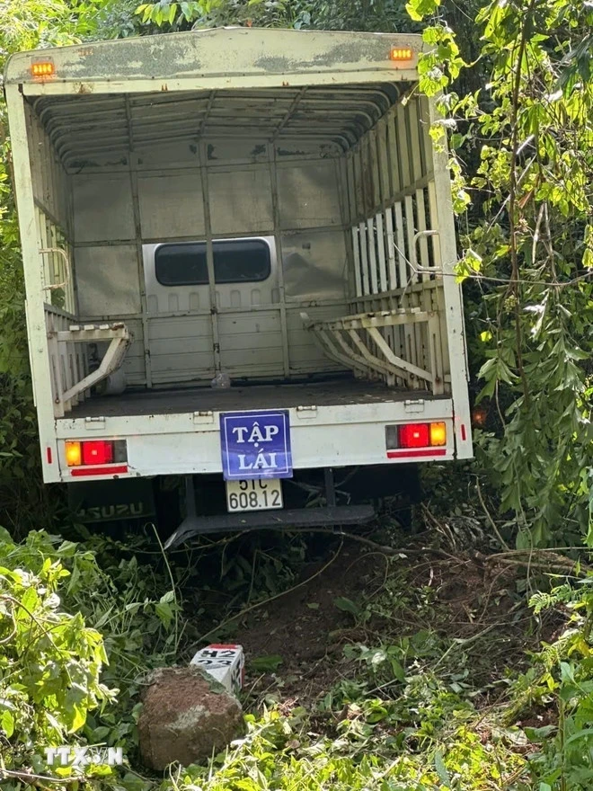 Tây Ninh: Xe tải va môtô, 1 người tử vong Hiện trường vụ tai nạn. Ảnh: TTXVN.