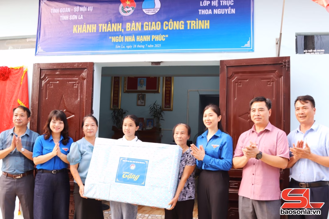 Tỉnh đoàn tặng ‘Ngôi nhà hạnh phúc’ cho học sinh nghèo Các đại biểu dự Lễ khánh thành tặng quà cho gia đình em Vũ Linh Chi.