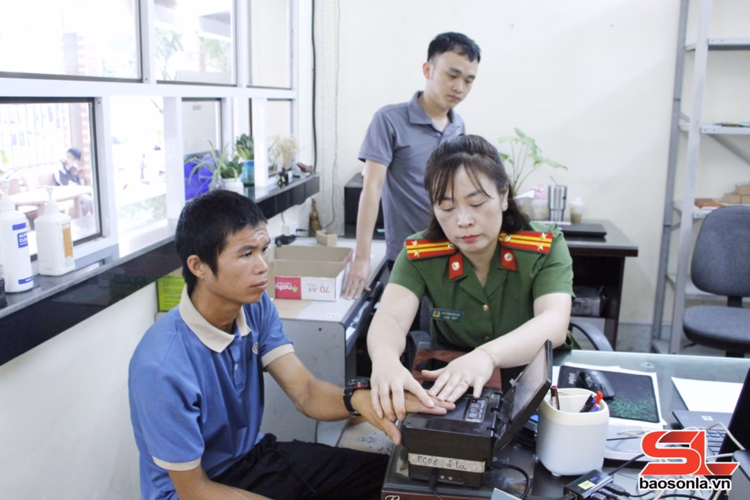 Tỉnh triển khai Đề án 06: Nhiều tiện ích cho người dân và doanh nghiệp Nhân dân làm thủ tục cấp căn cước tại Phòng Cảnh sát Quản lý hành chính về trật tự xã hội, Công an tỉnh.