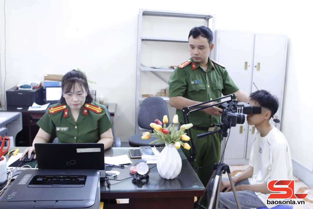 Tỉnh triển khai Đề án 06: Nhiều tiện ích cho người dân và doanh nghiệp Phòng Cảnh sát Quản lý hành chính về trật tự xã hội, Công an tỉnh, thực hiện quy trình cấp căn cước cho công dân.