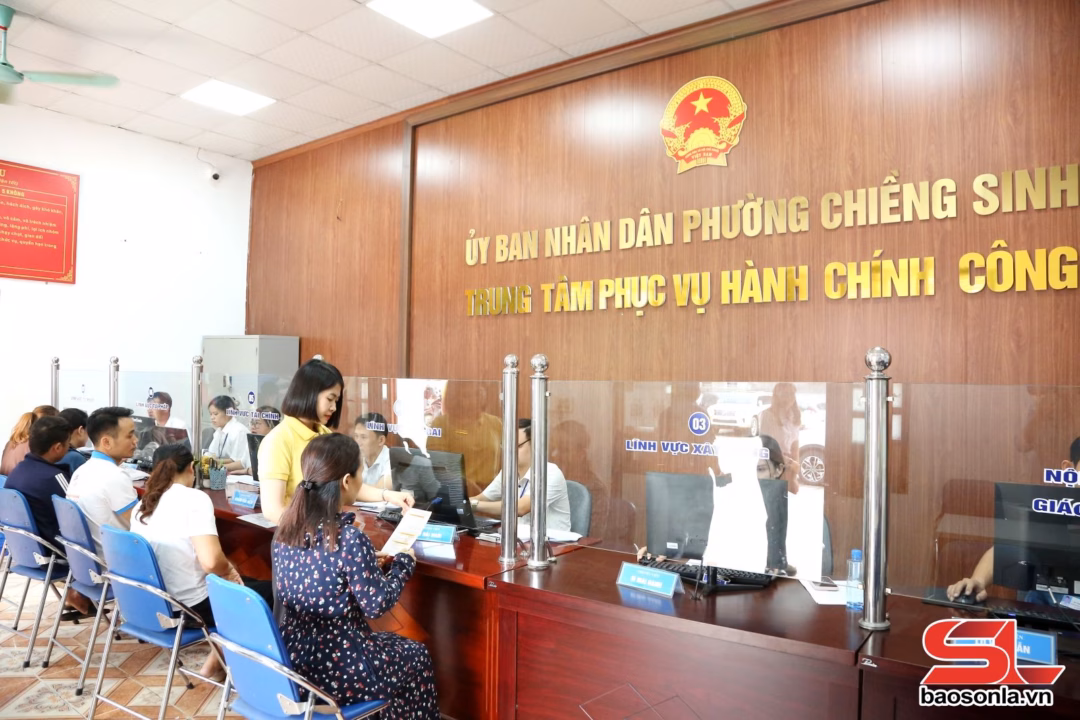 Tỉnh triển khai Đề án 06: Nhiều tiện ích cho người dân và doanh nghiệp Trung tâm Phục vụ hành chính công phường Chiềng Sinh giải quyết thủ tục hành chính cho nhân dân.