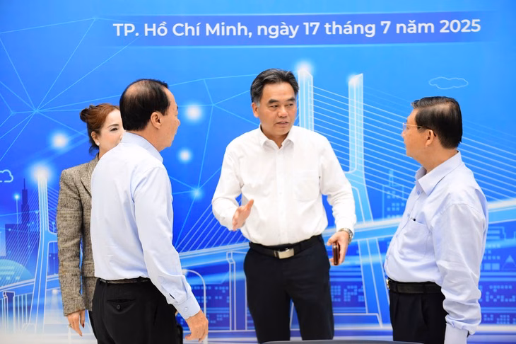 TP HCM cần ‘b脳 chủ xị’ để liên kết vùng phát triển công nghiệp Ông Nguyễn Lộc Hà (giữa), phó chủ tịch UBND TP.HCM, trao đổi với các đại biểu tại tọa đàm - Ảnh: QUANG ĐỊNH