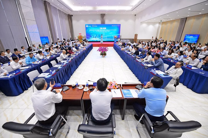 TP HCM cần ‘b脳 chủ xị’ để liên kết vùng phát triển công nghiệp Toàn cảnh tọa đàm “Động lực phát triển công nghiệp TP.HCM - Từ tiềm năng đến hành động” sáng 17-7 - Ảnh: QUANG ĐỊNH