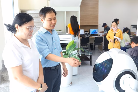 TP HCM Miễn Phí Chuyển Đổi Giấy Tờ Cho Người Dân Trong Sắp Xếp Đơn Vị Hành Chính Thích thú xem robot AI 'tiếp dân' ở phường An Khánh, TP.HCM