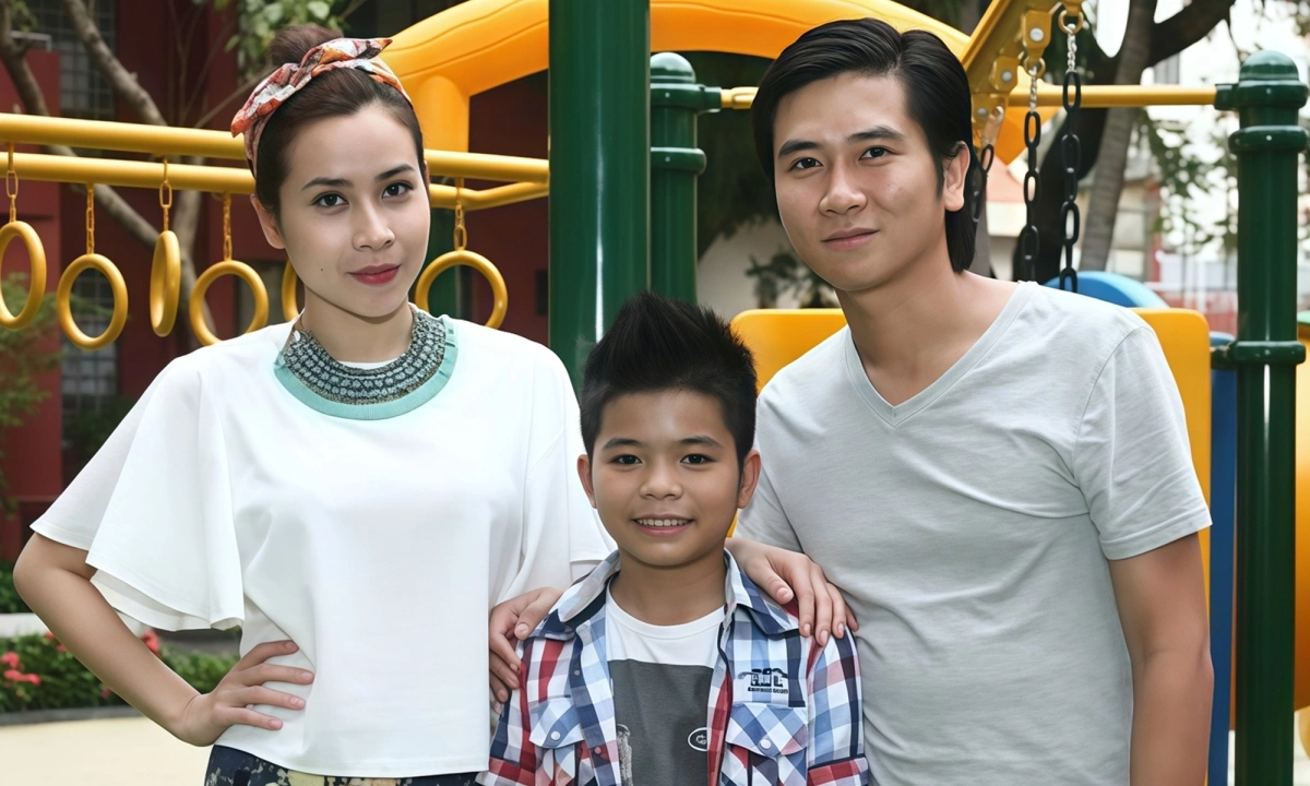 Trấn Thành và Phương Mỹ Chi đổi đời sau 12 năm ở Vbiz Năm ấy, Rhyder là thành viên thuộc đội của hai huấn luyện viên Lưu Hương Giang - Hồ Hoài Anh. Giọng ca nhí được vợ chồng nghệ sĩ uốn nắn trong khuôn khổ cuộc thi cũng như sau khi đoạt cúp.