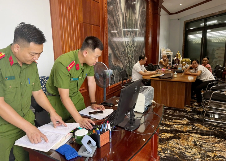 Triệu tập nghi phạm liên quan băng nhóm tội phạm ở Thanh Hóa Công an thực thi nhiệm vụ tại nhà nghi phạm Bùi Quốc Ý chiều 15-7 - Ảnh: Công an tỉnh Thanh Hóa cung cấp