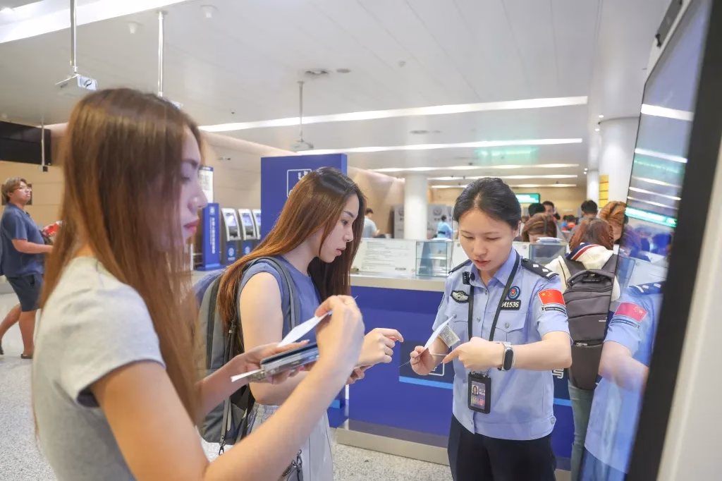 Trung Quốc phát triển phần mềm hack cả điện thoại Android, iPhone Du khách đến Trung Quốc có thể bị thu thập dữ liệu. Ảnh: Xinhua.