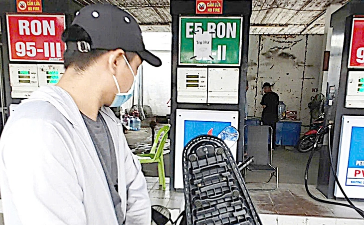 Trụ bơm xăng sinh học E5 hư hỏng tại một cửa hàng xăng dầu trên đường Kha Vạn Cân, phường Thủ Đức, TP.HCM - Ảnh: TRÍ ĐỨC