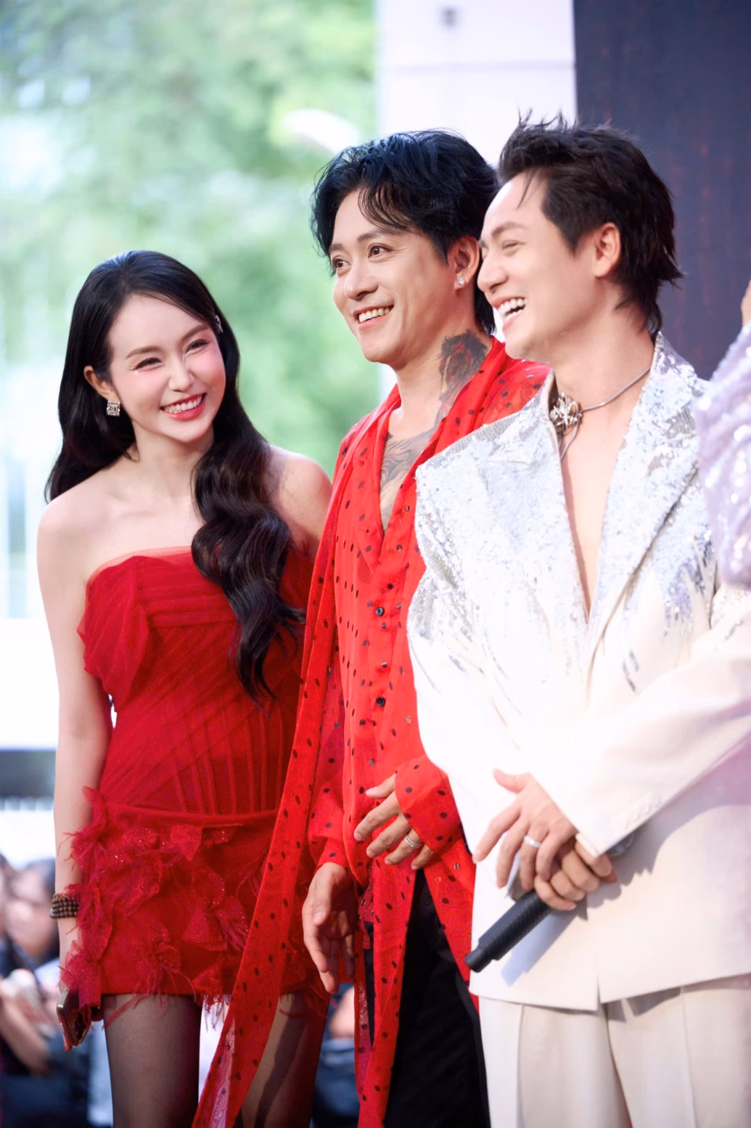 Tuấn Hưng phản ứng lạ sau sự việc gây tranh cãi Ca sĩ Tuấn Hưng cũng thừa nhận bản thân có sự thay đổi 180 độ về phong cách ăn mặc trong thời gian gần đây