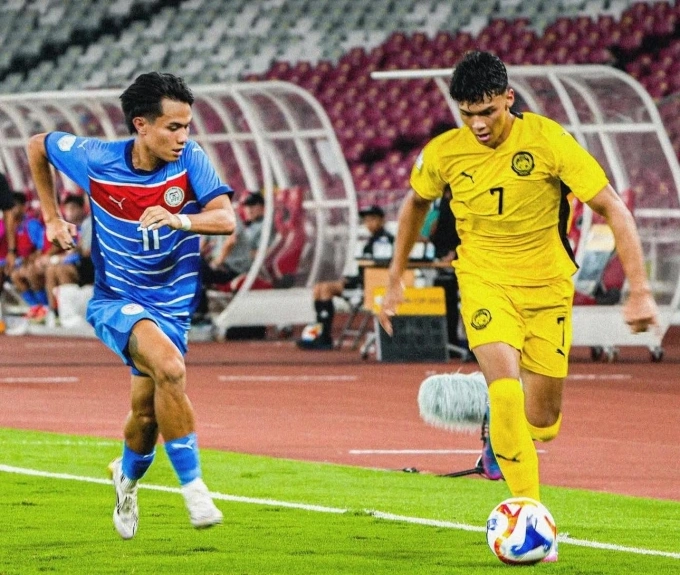 U23 Malaysia (áo vàng) thua Philippines 0-2 ở lượt ra quân bảng A U23 Đông Nam Á 2025, tại sân Gelora Bung Karno, Indonesia, ngày 15/7/2025. Ảnh: