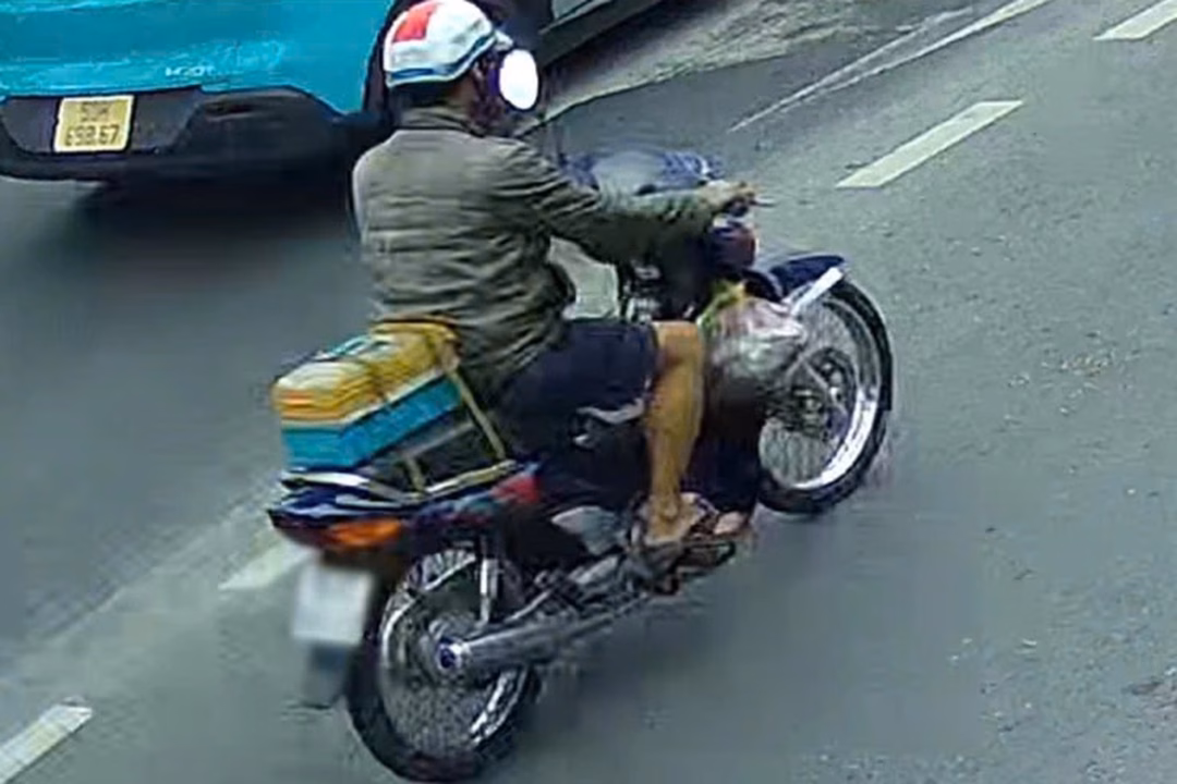 Camera ghi lại cảnh ông T. điều khiển phương tiện đi phun sơn xuống mặt đường (Ảnh: Lam Giang).