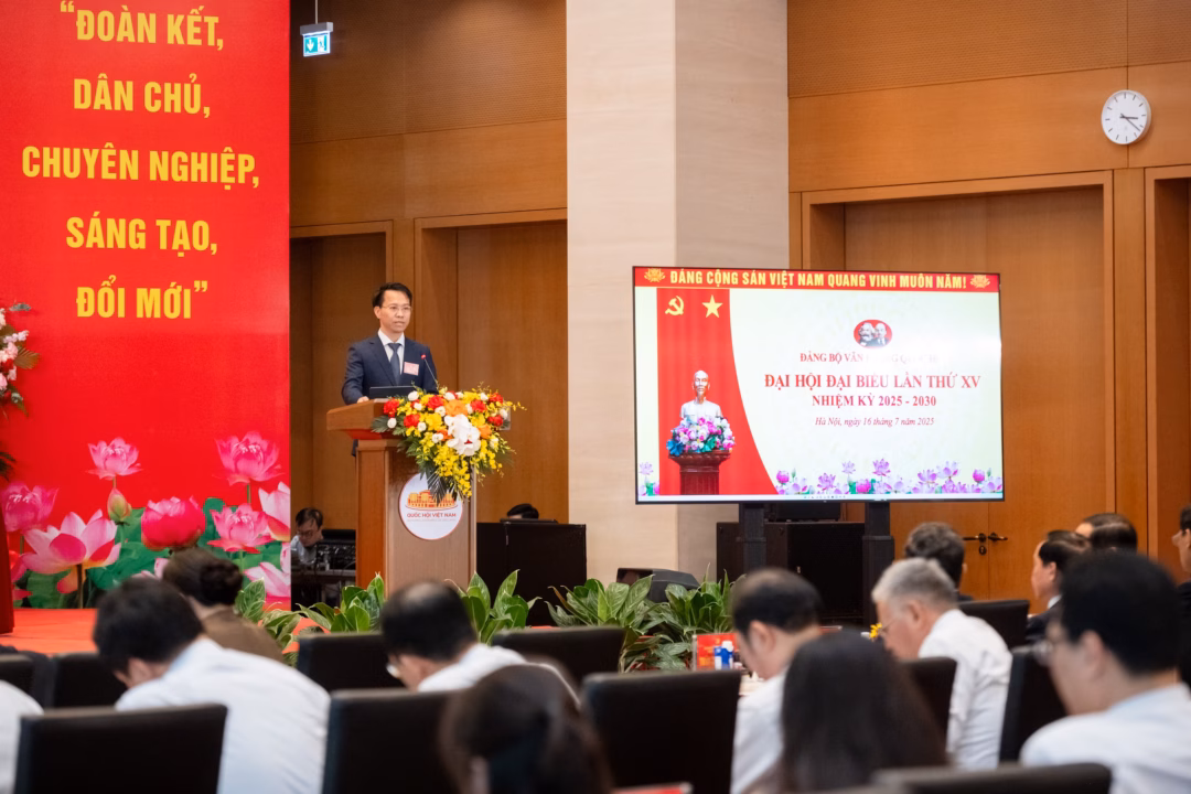 Xây dựng Quốc hội số để hiện đại hóa hoạt động lập pháp Bí thư Chi bộ, Vụ trưởng Vụ Chuyển đổi số Bùi Danh Tuyên trình bày tham luận tại Đại hội. Ảnh: Phạm Thắng
