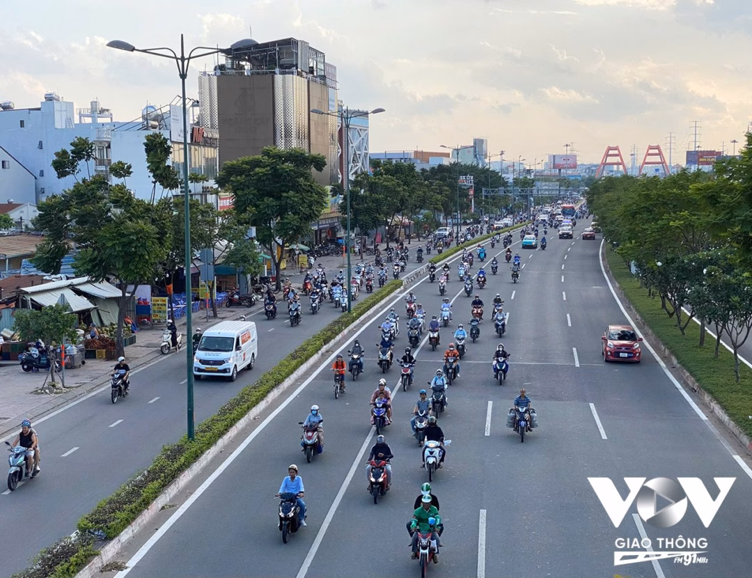 Xe máy lấn làn ô tô: ‘Văn hóa sai lệch’ nguy hiểm trên đường phố Mặc dù cơ quan chức năng đã bố trí phân luồng 1 làn hỗn hợp vào giờ cao điểm thế nhưng xe gắn máy vẫn ngang nhiên lưu thông trên những làn dành riêng cho ô tô