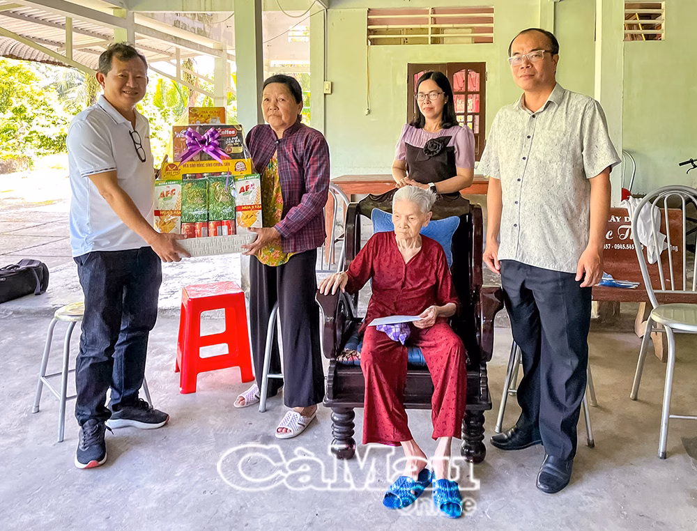 Báo Cà Mau tri ân và phụng dưỡng nữ Anh hùng LLVT Nhân dân Tổng Biên tập Báo và PT,TH Cà Mau Lâm Hồ Sỹ (bìa phải) và Phó Tổng biên tập Ngô Minh Toàn tặng quà nữ Anh hùng LLVT Nhân dân Phạm Thị Bay.