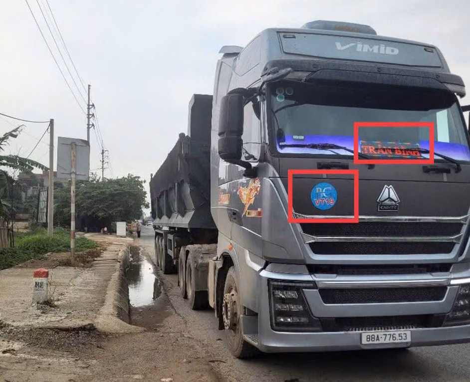 Bắt 2 người ‘bao luật’ cho xe quá tải, thu tiền từ các lái xe ở Phú Thọ Trang Facebook cá nhân, đối tượng đăng tải một số hình ảnh phương tiện vận tải đã sử dụng logo được mình "bao luật". Ảnh: Công an tỉnh Phú Thọ