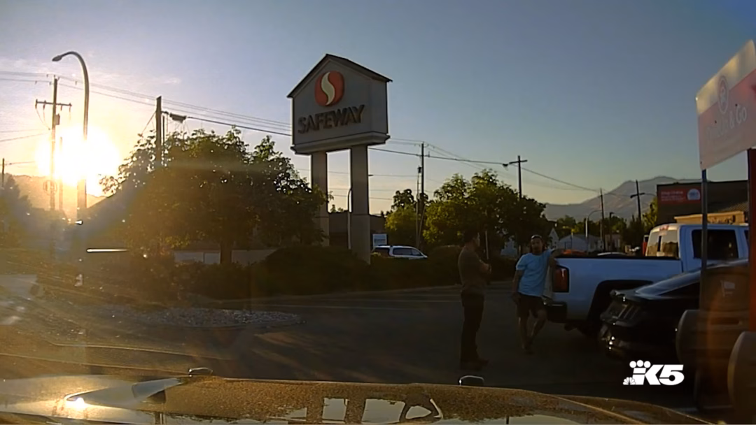 Cảnh sát Mỹ công bố video mới về cha và con gái mất tích ở Washington The KING 5 Investigators obtained police dash cam video after Decker allegedly hit another driver in the Wenatchee Safeway parking lot.