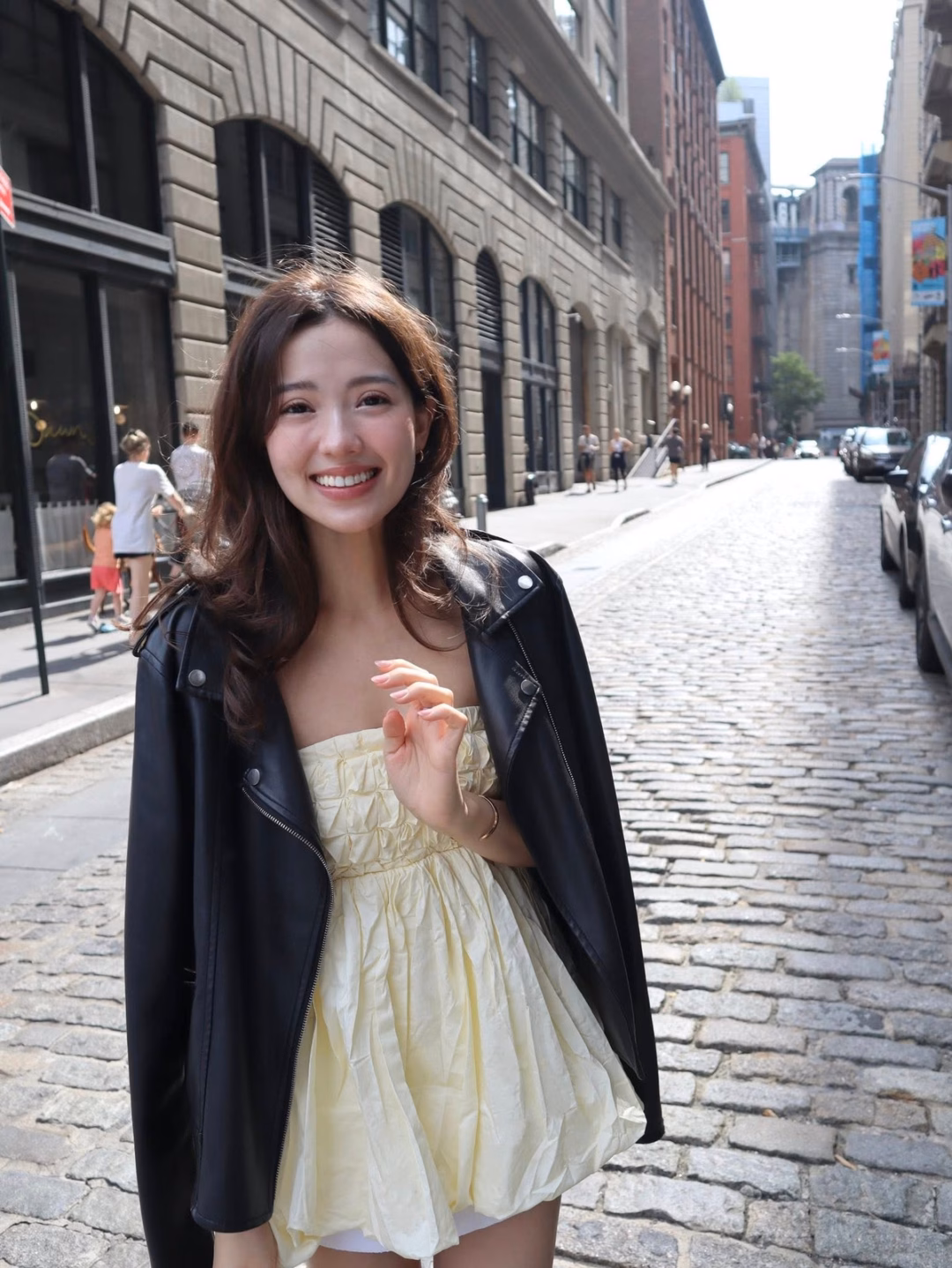 Thời gian gần đây, Hồ Ngọc Trang (Alissa Hồ, sinh năm 2003) mang hai dòng máu Việt Nam - Hà Lan đang là một trong những influencers nổi bật trên mạng xã hội với vẻ đẹp trong trẻo, dịu dàng đậm chất con lai.