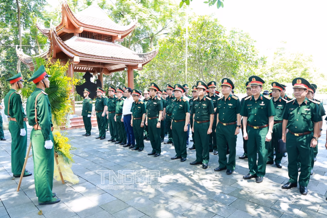 Đại tướng Phan Văn Giang dâng hương tưởng niệm Chủ tịch Hồ Chí Minh tại Thái Nguyên
