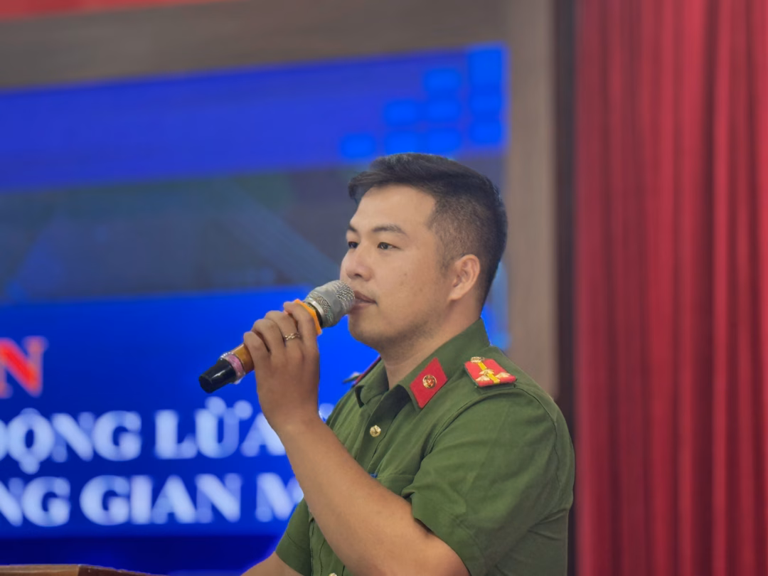 Hà Nội: ‘Cổng dịch vụ công vừa mở, cả phường vào học’
Thượng úy Bùi Ngọc Hiếu, cán bộ tổ phòng chống tội phạm, Công an phường hướng dẫn nội dung nhận biết, phòng tránh các hình thức lừa đảo chiếm đoạt tài sản trên không gian mạng.