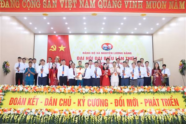 Hà Nội: ‘Cổng dịch vụ công vừa mở, cả phường vào học’ Xã Nguyễn Lương Bằng phấn đấu hoàn thành các mục tiêu xây dựng Khu kinh tế chuyên biệt, quyết tâm phát triển bứt phá và bền vững trong nhiệm kỳ 2025 - 2030