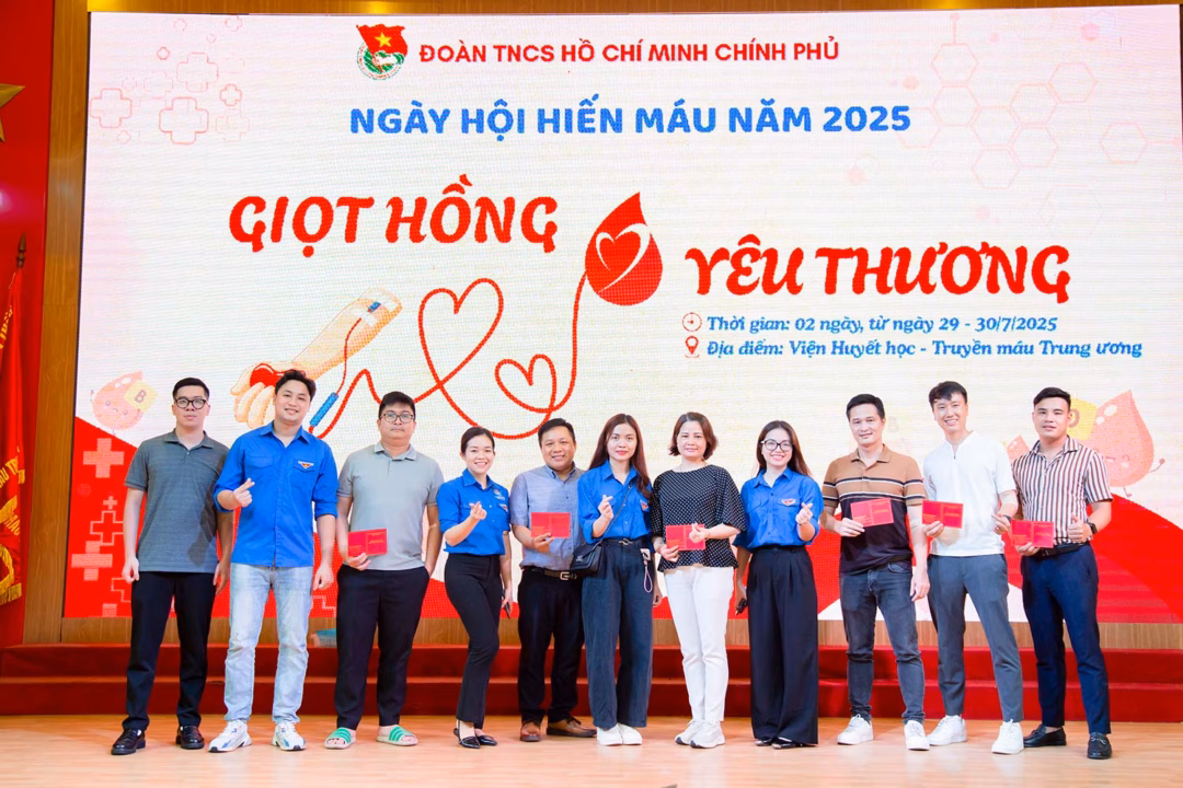 Hàng nghìn thanh niên Chính phủ tham gia hiến máu ‘Giọt hồng yêu thương’ Đoàn Thanh niên Tổng Công ty Phát triển Đường cao tốc Việt Nam.