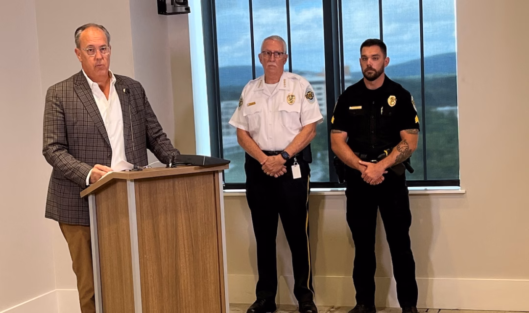 Huntsville cấm lái xe dùng thiết bị không cầm tay, phạt đến 150 USD Huntsville City Councilman David Little discusses the city's Hands-Free driving ordinance. Also pictured are Huntsville Police Chief Kirk Giles and Police Sgt. Christopher Jackson.Scott Turner/AL.com