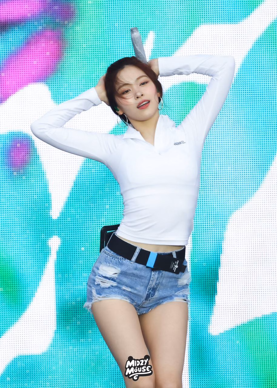 ITZY Ryujin gây sốt với visual trẻ trung tại Waterbomb 1 sao nữ không mặc hở tại Waterbomb- Ảnh 2.