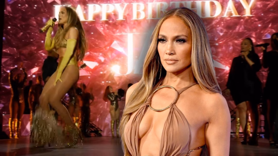 Jennifer Lopez mất váy trên sân khấu vì sự cố trang phục