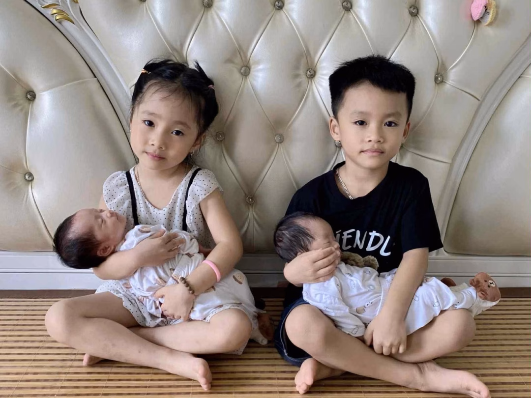 Mẹ Hải Phòng hai lần mang thai đôi tự nhiên và những trải nghiệm không thể quên Hai cặp song sinh có nhiều nét giống nhau (Ảnh: Nhân vật cung cấp).
